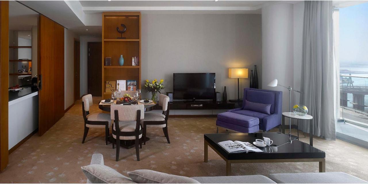 Intercontinental Residence Suites Dubai Festival City By Ihg Zewnętrze zdjęcie A living room in a suite at the hotel