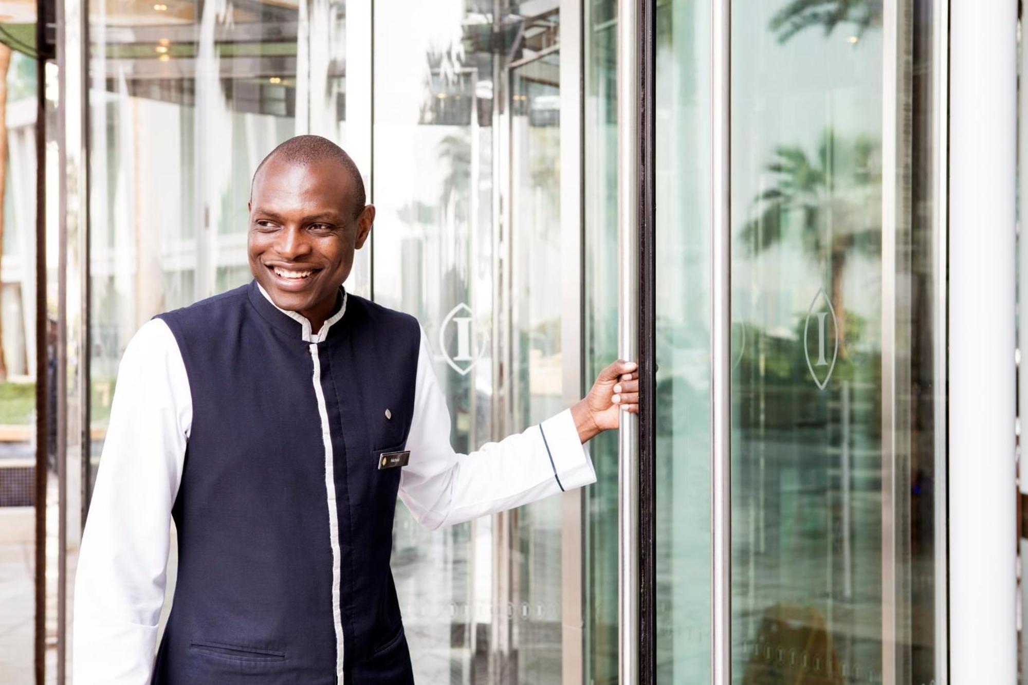 Intercontinental Residence Suites Dubai Festival City By Ihg Zewnętrze zdjęcie A doorman at the Four Seasons Hotel in London