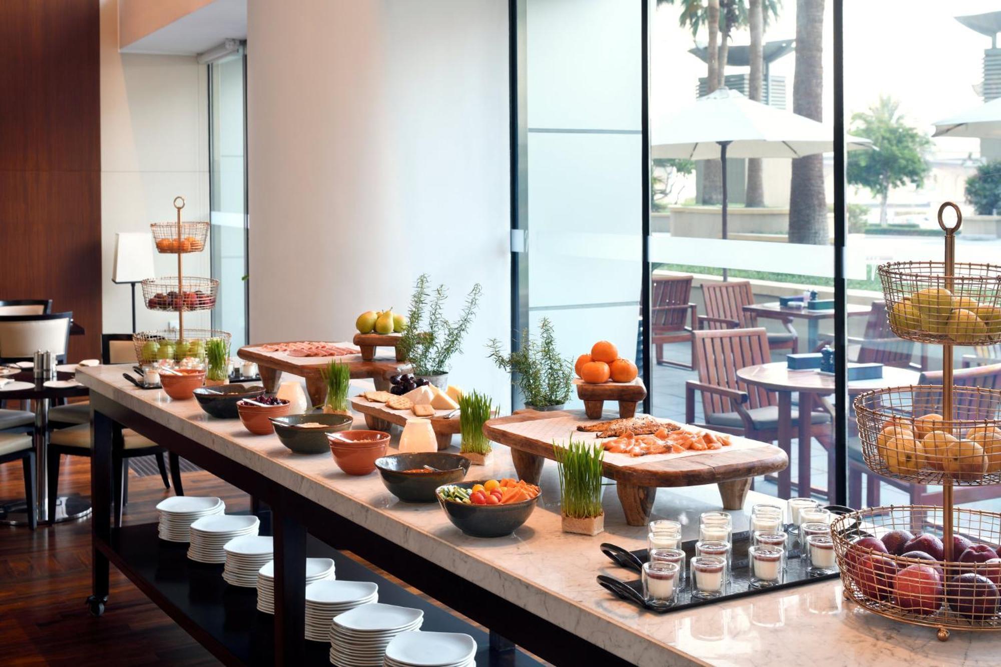 Intercontinental Residence Suites Dubai Festival City By Ihg Zewnętrze zdjęcie A buffet at a hotel