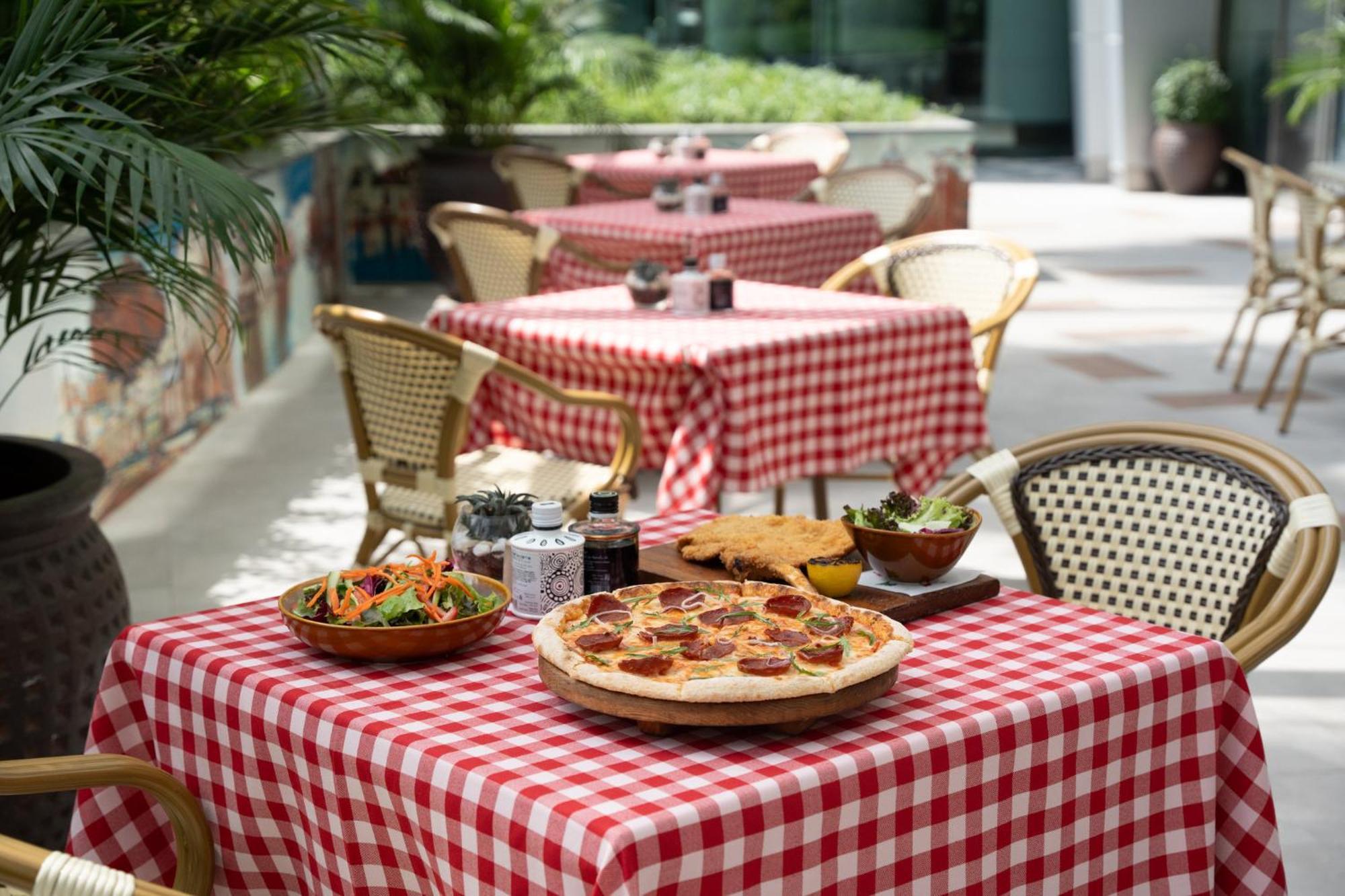 Intercontinental Residence Suites Dubai Festival City By Ihg Zewnętrze zdjęcie A table with a red and white checkered tablecloth