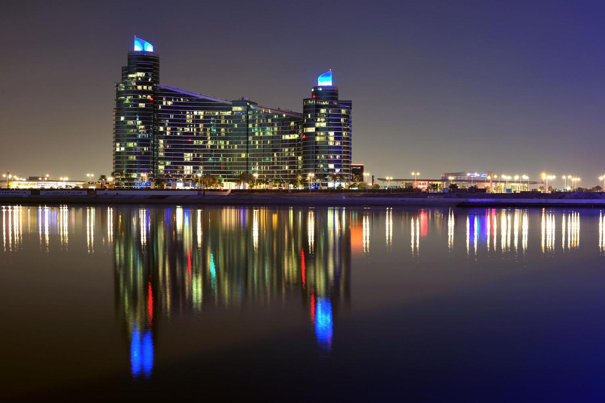 Intercontinental Residence Suites Dubai Festival City By Ihg Zewnętrze zdjęcie Marina Towers at night