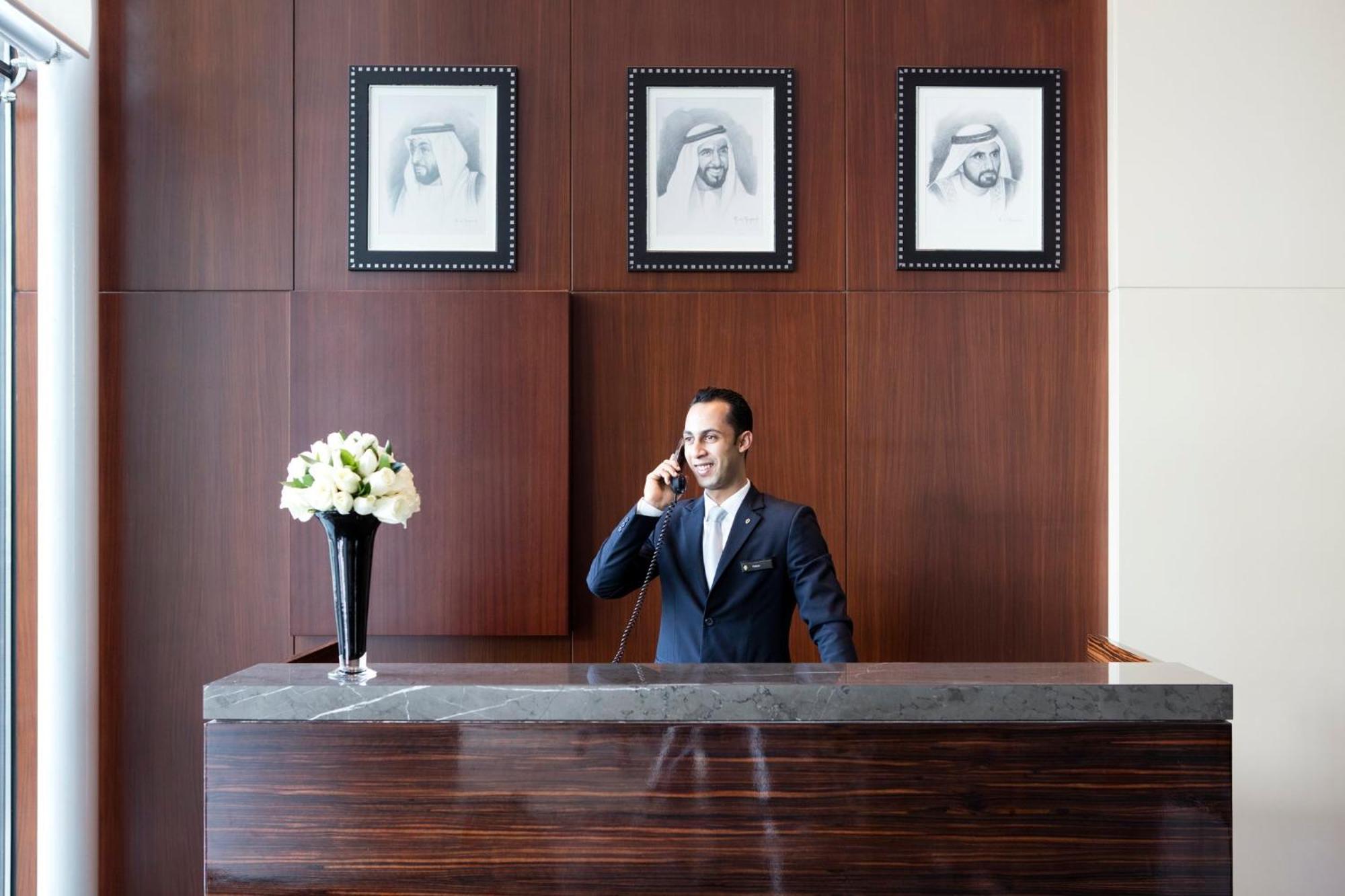 Intercontinental Residence Suites Dubai Festival City By Ihg Zewnętrze zdjęcie A hotel concierge