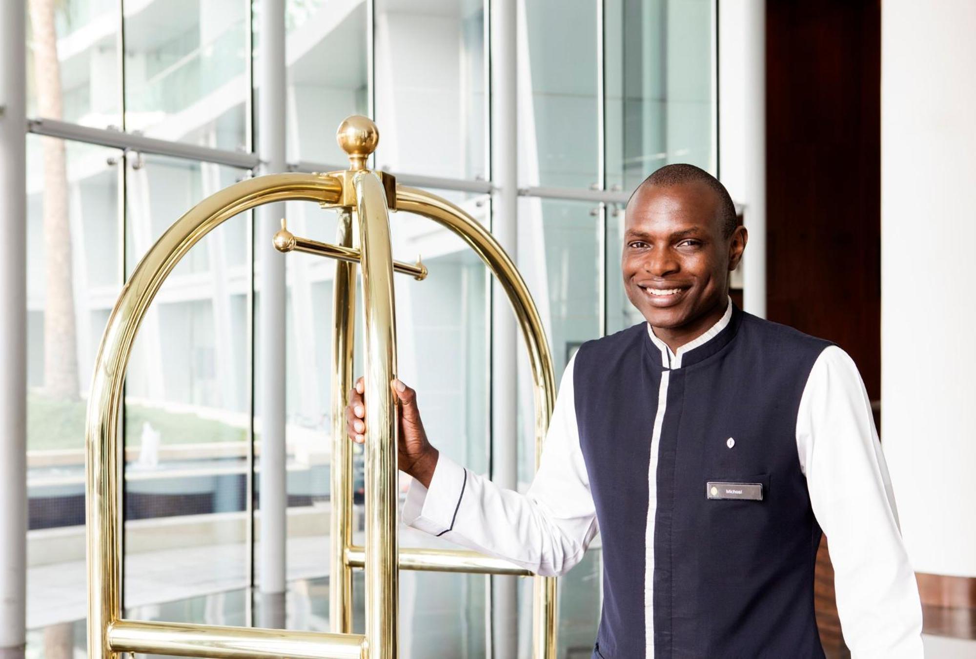Intercontinental Residence Suites Dubai Festival City By Ihg Zewnętrze zdjęcie A bellboy